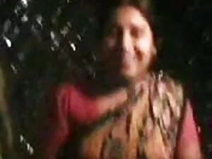 युवा एशियाई लड़की एक ...