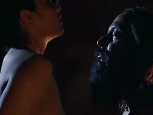 एक झूला और एक छोटी इ ...