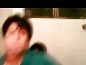 बड़े स्तन के साथ युव ...