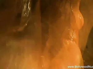 एक आदमी ककड़ी के साथ ...