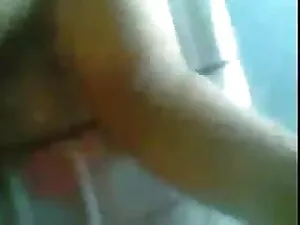 लड़की आराम से सोफे प ...