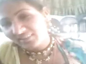 दोस्त ने एशियाई को ग ...