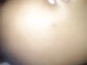 कोमलता के साथ युवा श ...
