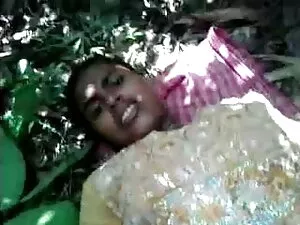 सुंदर कुतिया के मुंह ...