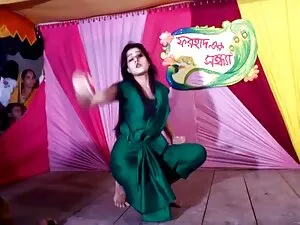 युवा भूरे बालों वाली ...