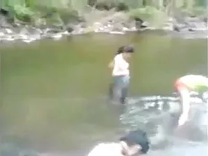 एक लड़के के साथ युवा ...