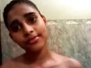 शावर में लड़कियों और ...