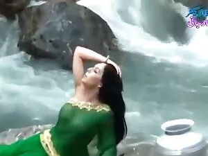 प्यारी सी लड़की को ल ...