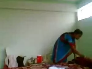 दो युवा उभयलिंगी इंग ...