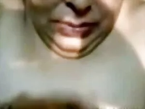 एक वेब कैमरा के सामन ...