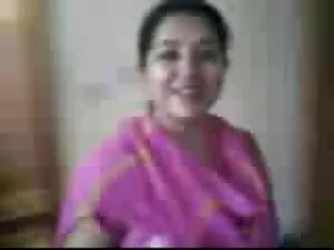 छोटी एशियाई कुतिया अ ...