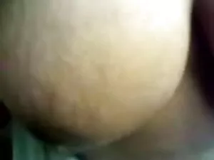 लड़की बिस्तर में हस् ...
