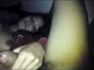 सुंदर श्यामला उसके प ...