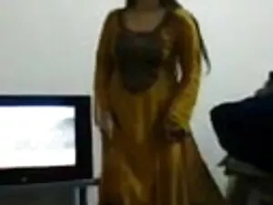 हॉट एशियाई रसोई में  ...