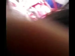 युवा एशियाई भावुक रू ...