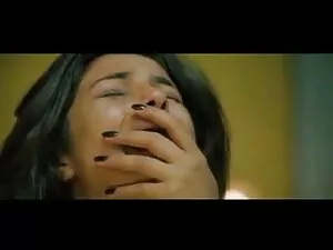नग्न स्तन के साथ गोर ...