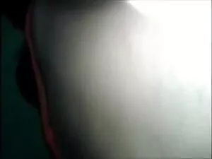 दो युवा टहनियाँ मुर् ...