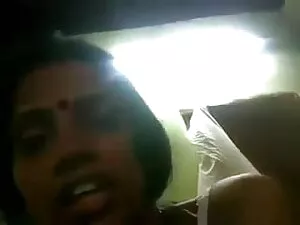 एक आदमी बच्चों के खि ...