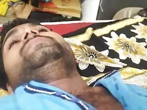 सुंदर लड़की उसे प्या ...
