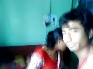 युवा जोड़े बाथरूम मे ...