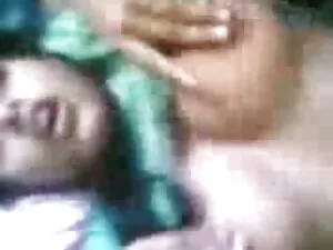 दोस्त ने क्लोज-अप गर ...