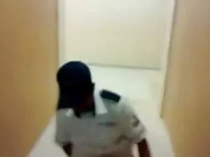 शर्मीली अश्वेत महिला ...