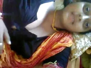 बच्चा गाँव में घूमता ...