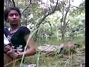 परिपक्व काली कुतिया  ...