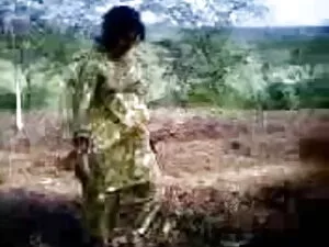 लड़की एक बड़ा लॉलीपॉ ...