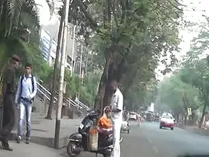 हरे रंग की पालना पर  ...