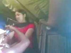 युवा लड़की सड़क पर भ ...