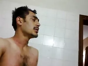 नायलॉन जंपसूट में एक ...