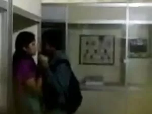 एशियाई लड़की उत्साह  ...