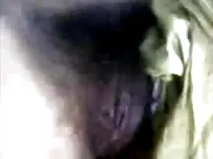 सुंदर लड़की उसके मुं ...