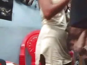 एक नग्न शरीर पर एक ल ...