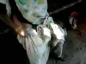 गोरी गोरी चूत पर हाथ ...