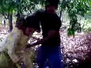 जूली ने सभी पोज़ में ...