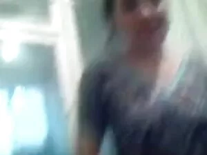 भयानक गोरा उसे आकर्ष ...