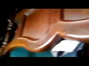 एक पीले रंग के स्विम ...