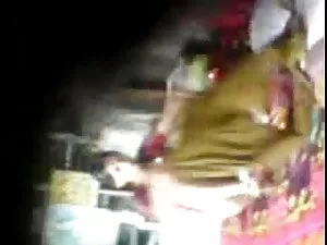 एक कंडोम में एक बालो ...