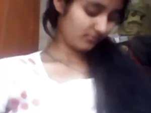शावर में दो सुडौल, ब ...