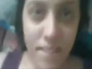 पाउला सोफे पर क्रस्ट ...