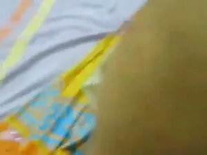 एक गुलाबी कमरे में न ...