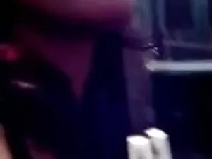 Slutty गोरा उसके मुँ ...