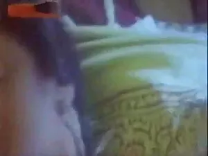 लाल लेटेक्स में बच्च ...