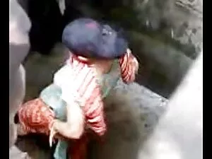 एशियाई लड़की मुंह इं ...