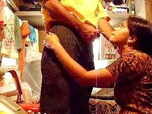 ब्लोंड लेंका एक नीली ...