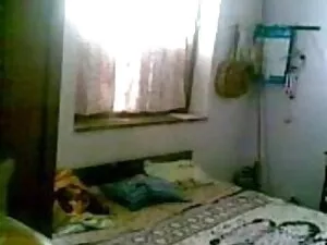डिमन को स्तन के बीच  ...