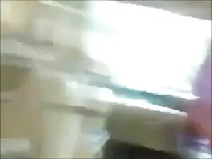 एक सुंदर एशियाई लड़क ...