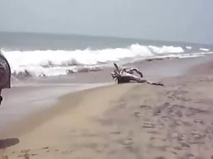 सफेद टोपी में आदमी स ...
